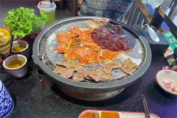 【火炉旁石板烤肉】