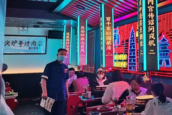 火炉旁石板烤肉加盟