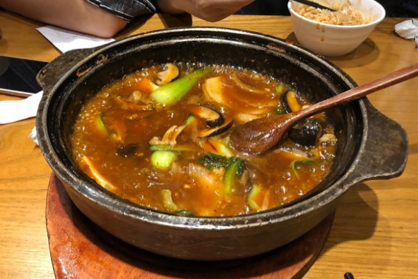 【蓉椒小鸡小鱼石锅煲】