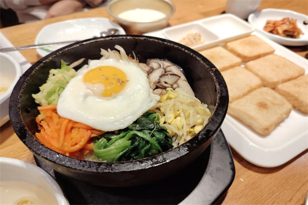 【石锅拌饭】