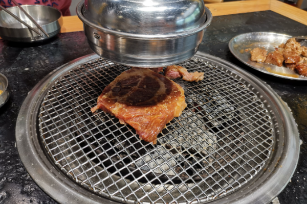 八月炭火烤肉加盟