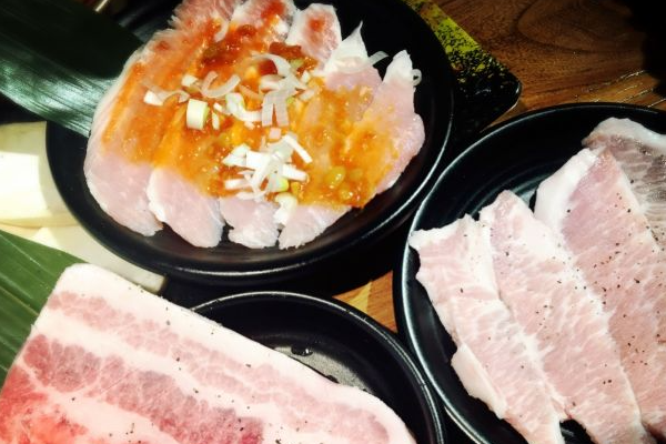 【原始一口牛果木炭火烤肉】