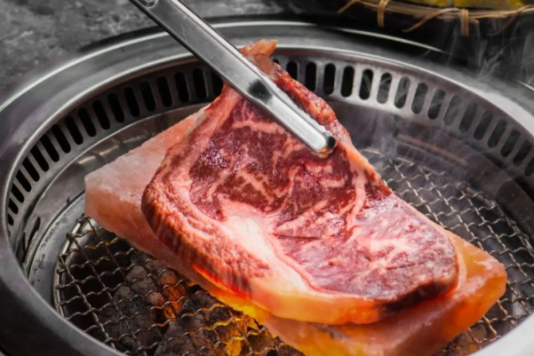 【原始一口牛果木炭火烤肉】