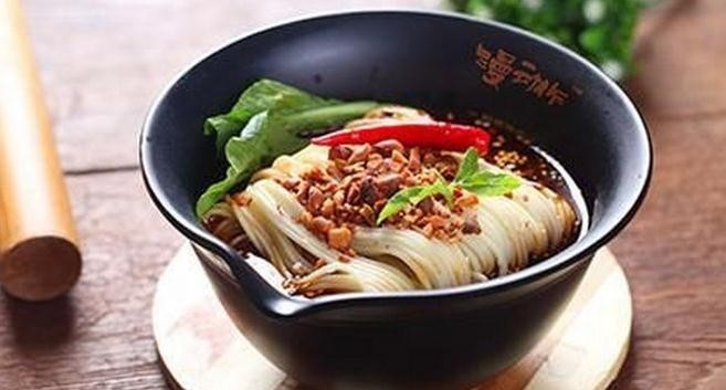 漫动作酸辣粉