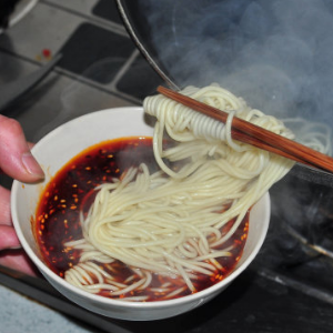 陈包包担担面