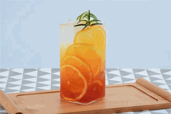 【倾杯奶茶】