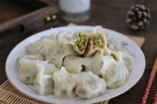 熊大姐现包饺子